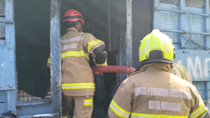 Mess pekerja Pelabuhan Soekarno Hatta Makassar kebakaran.