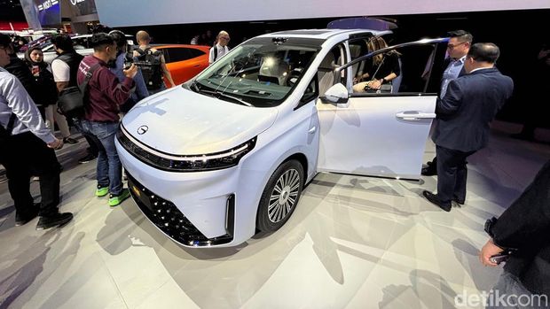 Mobil baru AION di Beijing.