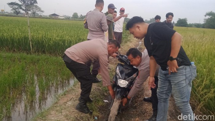Evakuasi motor Beat misterius di sawah Desa Tlobong, Kecamatan Delanggu, Klaten.