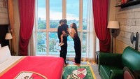 Nathalie Holscher juga sudah mengenalkan Aripat ke anaknya, Azam. Mereka tampak akrab. (Foto: dok Instagram nathalieholscher)