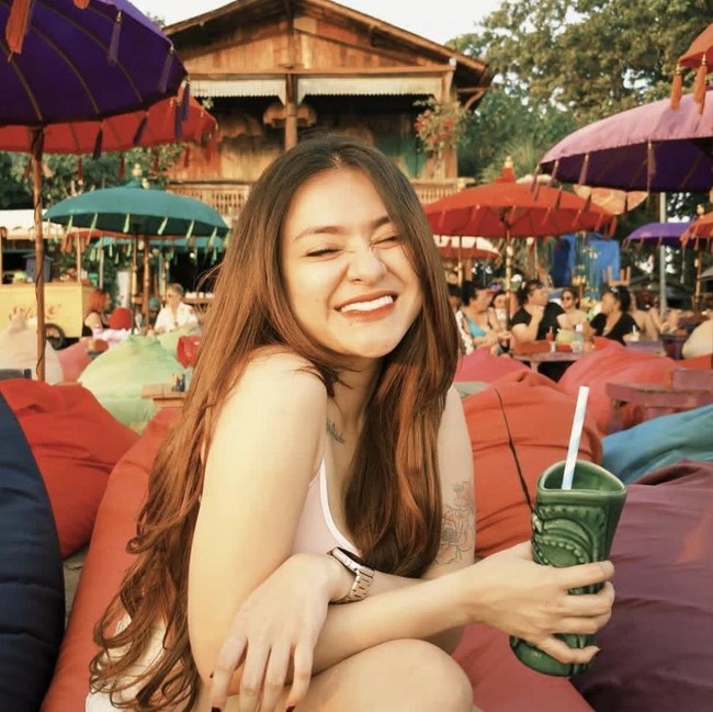 Gemasnya Nathalie Holscher saat Jajan Cupcakes dan Nongkrong di Beach Club