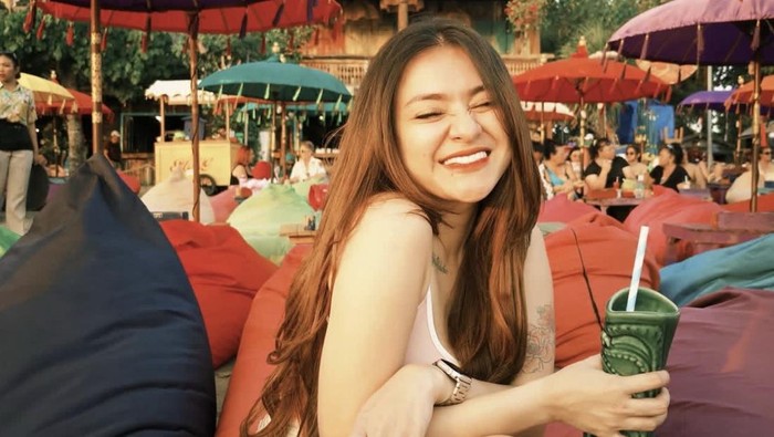 Gemasnya Nathalie Holscher saat Jajan Cupcakes dan Nongkrong di Beach Club