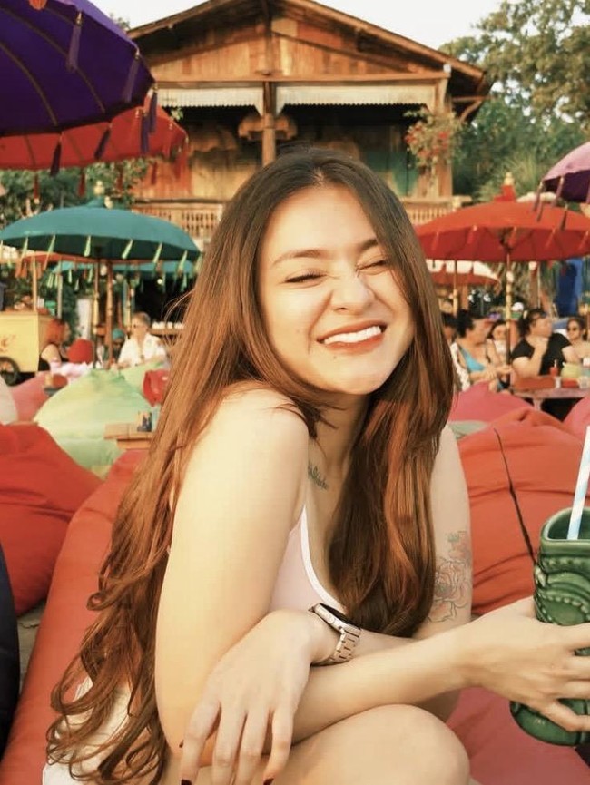 Gemasnya Nathalie Holscher saat Jajan Cupcakes dan Nongkrong di Beach Club