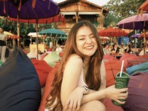 Gemasnya Nathalie Holscher saat Jajan Cupcakes dan Nongkrong di Beach Club