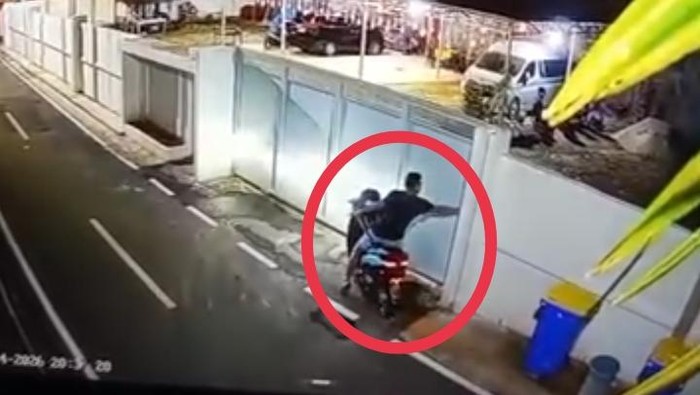 Seorang pria membawa parang mendatangi rumah Wali Kota Palopo, Naili Trisal. Pelaku diduga oknum polisi.