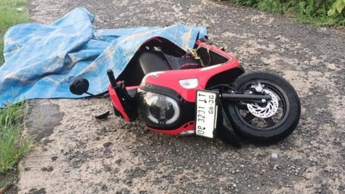 Kakak-adik di Parepare disambar petir usai ziarah kubur. Sahara tewas di lokasi, sementara Abdul Majid dilarikan ke rumah sakit.