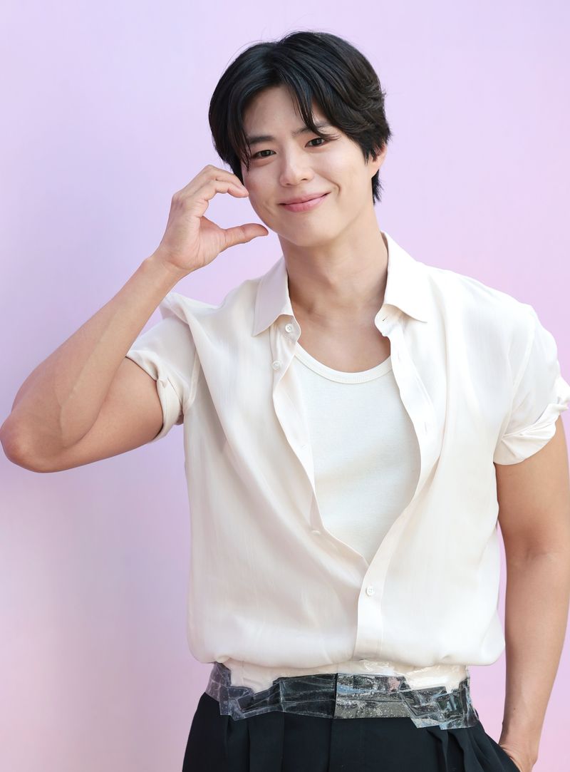 Park Bo Gum mencuri perhatian usai memakai celana beraksen ikat pinggang model lakban dari Maison Margiela.
