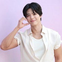Park Bo Gum Pakai Celana Lakban Auto Bikin Salfok, Harganya Puluhan Juta