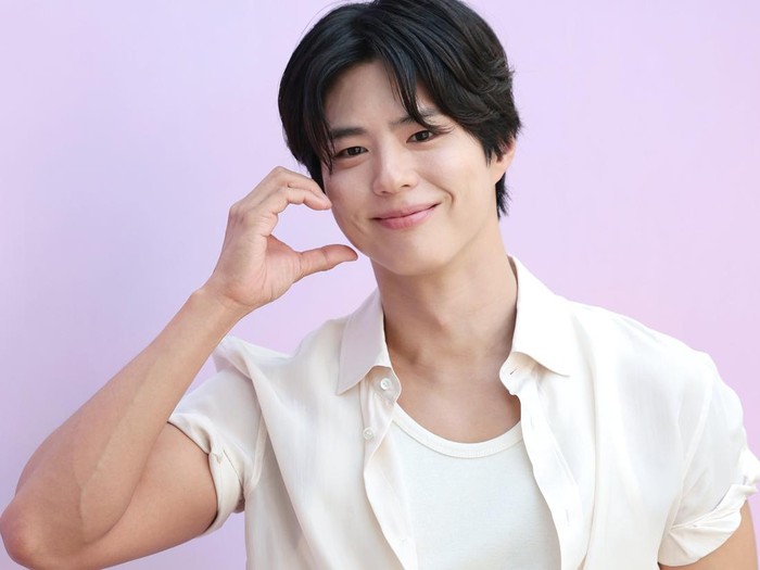 Park Bo Gum mencuri perhatian usai memakai celana beraksen ikat pinggang model lakban dari Maison Margiela.