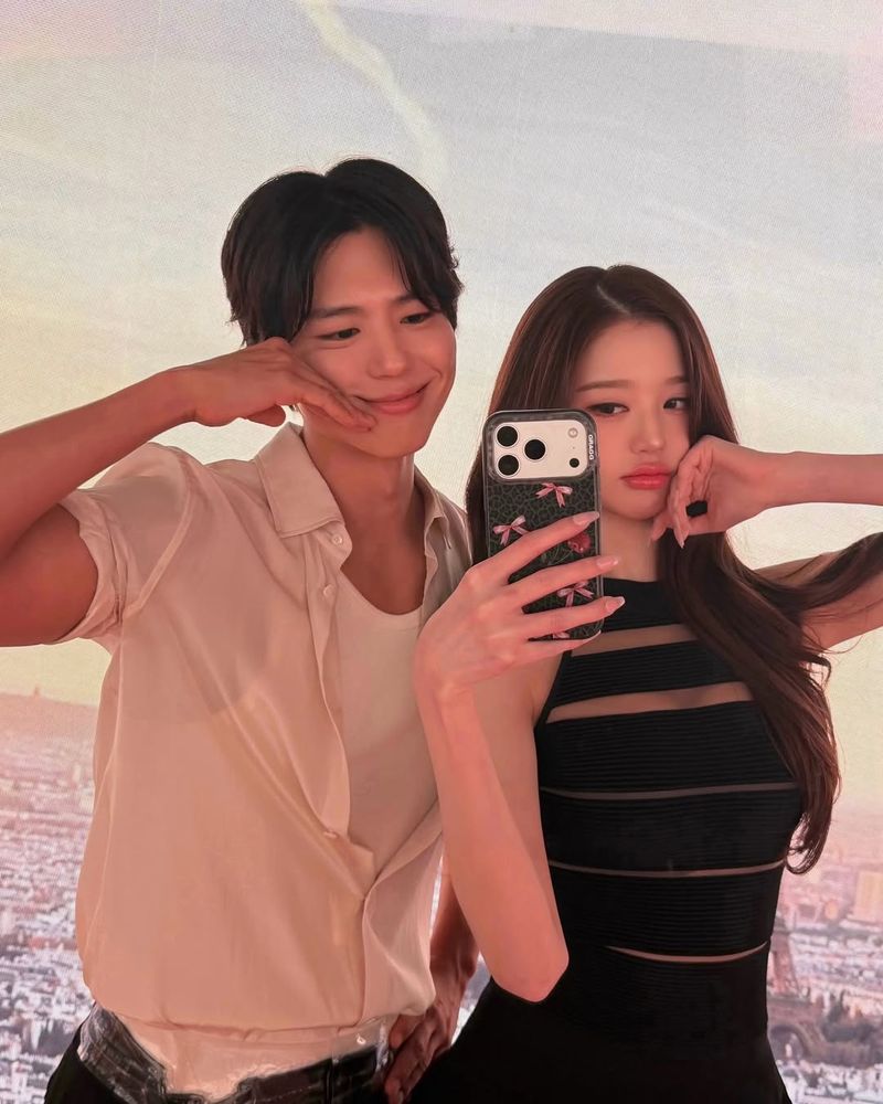 Park Bo Gum dan Jang Wonyoung IVE berfoto bersama di acara acara pembukaan pop-up store Dyson di Seoul.