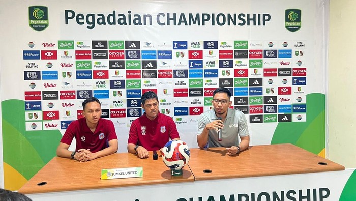 Pelatih Kepala Sumsel United Nilmaizar saat preskon jelang lawan PSPS Pekanbaru.