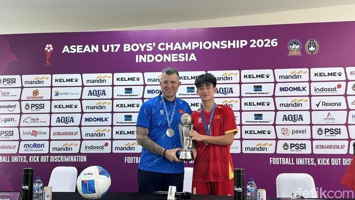 Pelatih Vietnam U-17, Cristiano Roland (kiri) dan Pemain Vietnam U-17, Von Duong Nguyen (kanan).