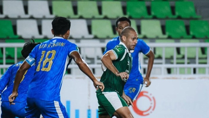 Pemain PSMS Medan mencoba lepas dari penjagaan pemain Adhyaksa FC (Dok. PSMS Medan)