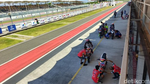 Pembalap Kejurnas Balap Motor Sportbike Pertamina Mandalika Racing Series 2026 bersiap-siap mengikuti race di Sirkuit Mandalika, Lombok Tengah, NTB.