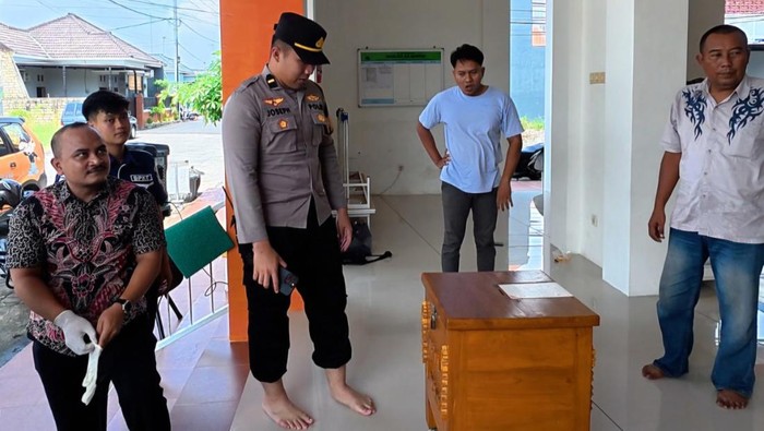Petugas melakukan olah TKP pembobolan kotak amal masjid di Bojonegoro