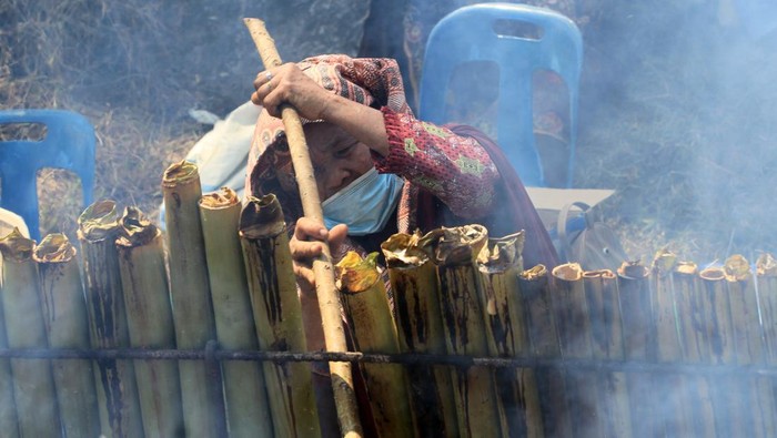 Peserta menuangkan santan ke dalam bambu saat proses memasak lemang (theut leumang) di bantaran sungai Desa Lhueng Asan, Aceh Barat Daya (Abdya), Aceh, Sabtu (25/4/2026). Kegiatan dengan memasak 15.000 batang lemang secara bersama-sama itu memecahkan rekor Museum Rekor Dunia Indonesia (MURI) dalam menyambut HUT ke-24 kabupaten setempat. ANTARA FOTO/Syifa Yulinnas/nym.