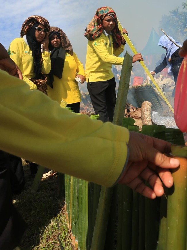 Rekor MURI! 15 Ribu Lemang Dimasak Bersama