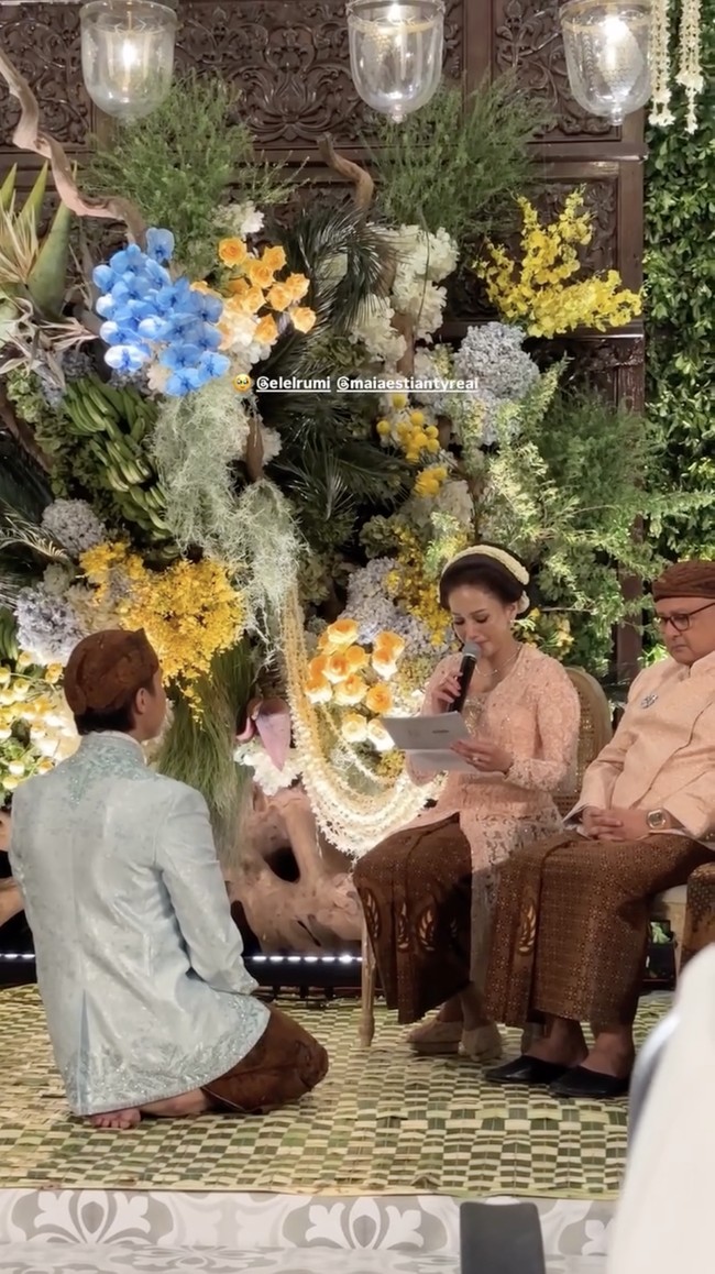 Prosesi siraman tersebut berjalan khidmat dan mengharukan. Maia Estianty tak kuasa menahan tangis saat memberikan wejangan untuk El Rumi. Ia berharap putranya membahagiakan dan memuliakan Syifa Hadju sebagai istrinya. Foto: dok. Instagram @maiaestiantyreal