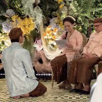 Prosesi siraman tersebut berjalan khidmat dan mengharukan. Maia Estianty tak kuasa menahan tangis saat memberikan wejangan untuk El Rumi. Ia berharap putranya membahagiakan dan memuliakan Syifa Hadju sebagai istrinya. Foto: dok. Instagram @maiaestiantyreal