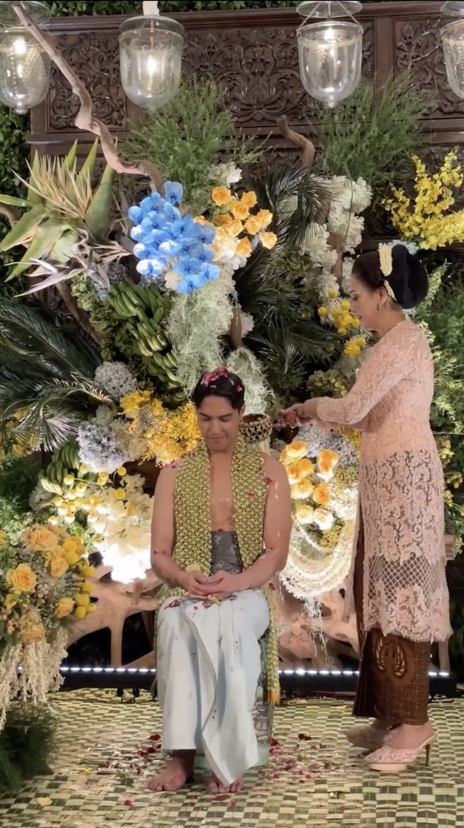 Dalam kesempatan itu, Maia Estianty mengenakan kebaya brokat model kutu baru berwarna peach yang soft dan elegan. Atasannya dipadukan dengan kain batik bernuansa coklat, dipermanis bros silver. Foto: dok. Instagram @maiaestiantyreal