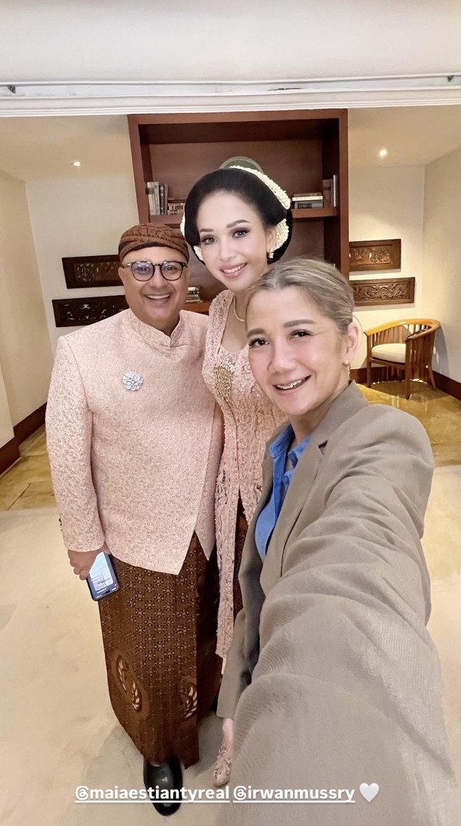 “Untuk Syifa yang sedang tidak berada di sini, bunda titipkan El Rumi yang mungkin dulu bunda tidak bisa selalu memeluknya setiap hari. Pesan untuk Syifa, untuk selalu memeluk El, sering-sering dan yang lama ya. Lebih lama dari yang pernah bunda lakukan,” timpal Maia Estianty. Foto: dok. Instagram @maiaestiantyreal