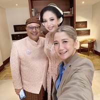 “Untuk Syifa yang sedang tidak berada di sini, bunda titipkan El Rumi yang mungkin dulu bunda tidak bisa selalu memeluknya setiap hari. Pesan untuk Syifa, untuk selalu memeluk El, sering-sering dan yang lama ya. Lebih lama dari yang pernah bunda lakukan,” timpal Maia Estianty. Foto: dok. Instagram @maiaestiantyreal