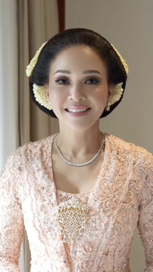 Maia Estianty juga mengenang masa sulit ketika harus berpisah dengan El Rumi karena perceraiannya dari Ahmad Dhani. “Di usiamu yang baru delapan tahun, kita pernah harus berpisah, tapi berpisah untuk sementara waktu itu sayang. Dari hari itu, bunda belajar untuk menjadi ibu yang tidak bisa memeluk kamu setiap hari sampai sekarang,” ungkapnya. Foto: dok. Instagram @maiaestiantyreal