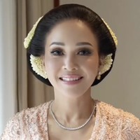 Maia Estianty juga mengenang masa sulit ketika harus berpisah dengan El Rumi karena perceraiannya dari Ahmad Dhani. “Di usiamu yang baru delapan tahun, kita pernah harus berpisah, tapi berpisah untuk sementara waktu itu sayang. Dari hari itu, bunda belajar untuk menjadi ibu yang tidak bisa memeluk kamu setiap hari sampai sekarang,” ungkapnya. Foto: dok. Instagram @maiaestiantyreal