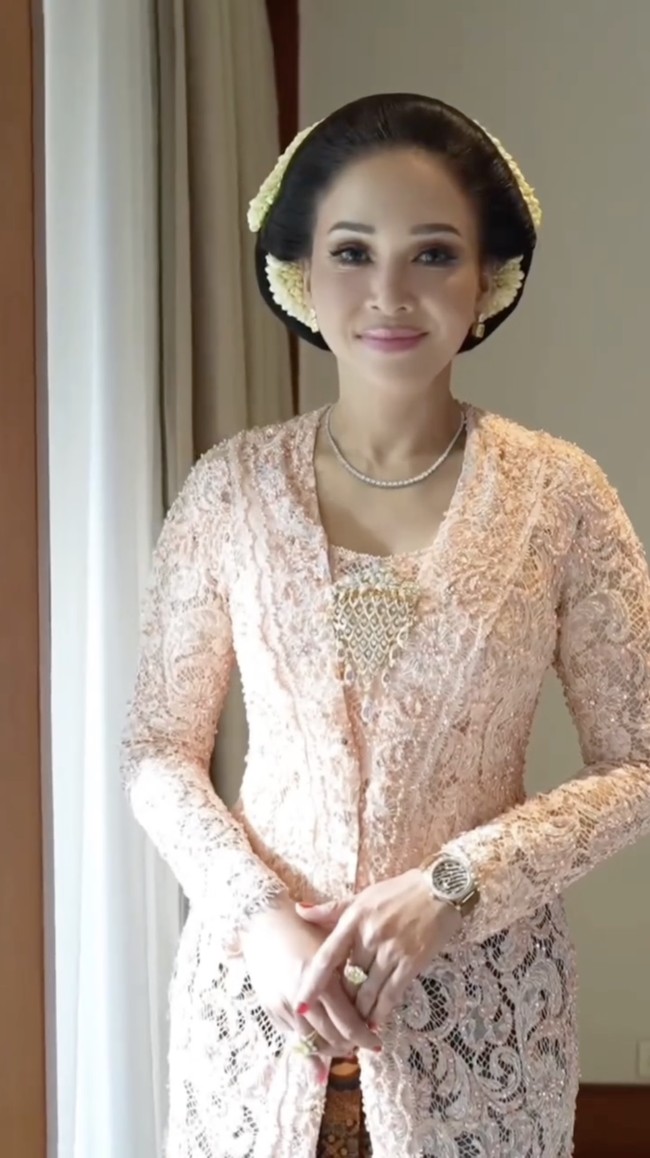 Sejumlah netizen juga salah fokus menyorot jam tangan yang dikenakan Maia Estianty. Ia dikabarkan memakai jam tangan Rolex model Datejust berhias berhias berlian seharga Rp 1,1 miliar. Foto: dok. Instagram @maiaestiantyreal