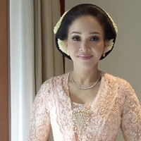 Sejumlah netizen juga salah fokus menyorot jam tangan yang dikenakan Maia Estianty. Ia dikabarkan memakai jam tangan Rolex model Datejust berhias berhias berlian seharga Rp 1,1 miliar. Foto: dok. Instagram @maiaestiantyreal