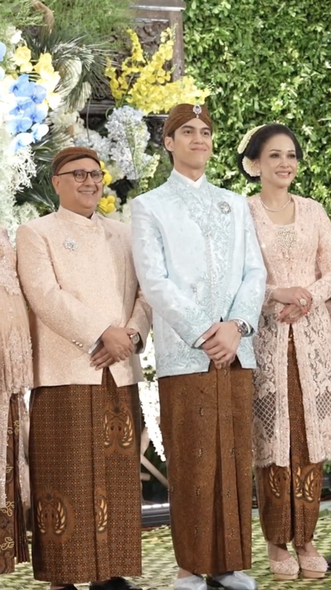 Maia Estianty tampil menawan saat menghadiri prosesi siraman putra keduanya, El Rumi yang akan segera menikah dengan sang kekasih Syifa Hadju. Foto: dok. Instagram @maiaestiantyreal