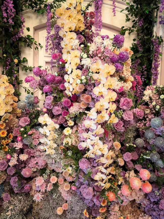 Anggrek bulan yang menjadi focal point dipermanis bunga-bunga kecil sebagai aksen, seperti Zinnia, Baby’s Breath dan Hydrangea. Foto: Instagram/@rangkai_riefinka @syifahadju