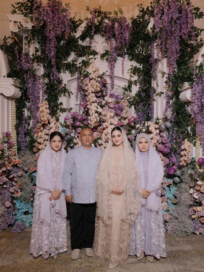 Dekorasi mengadopsi gaya European garden yang diciptakan menggunakan kombinasi berbagai jenis bunga. Mulai dari anggrek bulan, mawar, dahlia hingga krisan. Foto: Instagram/@rangkai_riefinka @syifahadju
