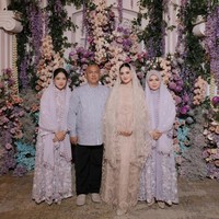 Dekorasi mengadopsi gaya European garden yang diciptakan menggunakan kombinasi berbagai jenis bunga. Mulai dari anggrek bulan, mawar, dahlia hingga krisan. Foto: Instagram/@rangkai_riefinka @syifahadju