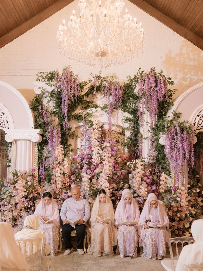 Dedaunan hijau membingkai cantik rangkaian bunga berpalet lilac, peach, dusty pink hingga ivory. Foto: Instagram/@rangkai_riefinka @syifahadju