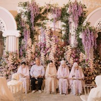 Dedaunan hijau membingkai cantik rangkaian bunga berpalet lilac, peach, dusty pink hingga ivory. Foto: Instagram/@rangkai_riefinka @syifahadju