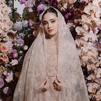Sebelum resmi dinikahi El Rumi, Syifa Hadju telah menggelar acara pengajian. Ia tampil anggun mengenakan gaun berhias bordir dan kerudung bernuansa beige rancangan Sapto Djojokartiko. Foto: Instagram/@rangkai_riefinka @syifahadju