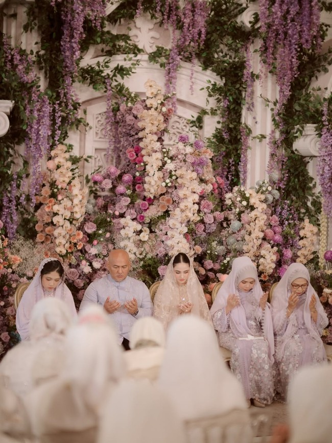Dekorasi selaras dengan pakaian yang dikenakan Syifa maupun keluarga. Syifa tampil cantik dengan gaun panjang warna beige, sementara ibu, ayah dan adik berbalut busana ungu. Foto: Instagram/@rangkai_riefinka @syifahadju