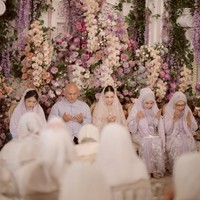 Dekorasi selaras dengan pakaian yang dikenakan Syifa maupun keluarga. Syifa tampil cantik dengan gaun panjang warna beige, sementara ibu, ayah dan adik berbalut busana ungu. Foto: Instagram/@rangkai_riefinka @syifahadju