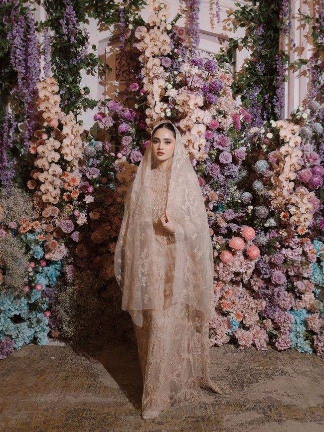 Syifa Hadju menjalani prosesi siraman sekaligus pengajian, Jumat (24/04/2026) di bilangan Kemang,Jakarta Selatan. Nuansa lilac nan romantis mendominasi dekorasi yang dikreasikan Rangkai Riefinka. Foto: Instagram/@rangkai_riefinka @syifahadju