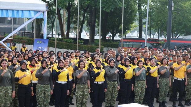 Personel Polda Metro Jaya dan Kodam Jaya olahraga bersama di Plaza Barat Gelora Bung Karno, Senayan, Jakarta Pusat, Sabtu (25/4/2026) pagi.