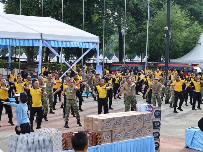 Personel Polda Metro Jaya dan Kodam Jaya olahraga bersama di Plaza Barat Gelora Bung Karno, Senayan, Jakarta Pusat, Sabtu (25/4/2026) pagi.
