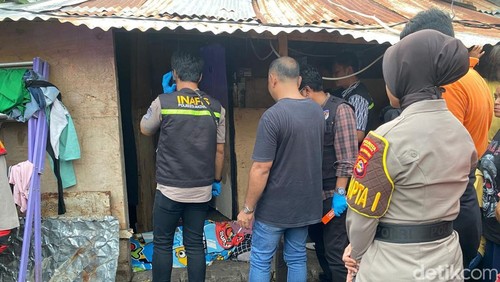 Petugas mengevakuasi seorang perempuan ditemukan tergantung di Mataram, NTB, Sabtu (25/4/2026).