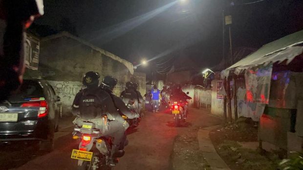 Polda Metro Jaya mengerahkan Batalyon C Pelopor Brimob-nya untuk patroli rayonisasi di Tangerang Selatan (Tangsel) dan Tangerang Kota (Tangkot).