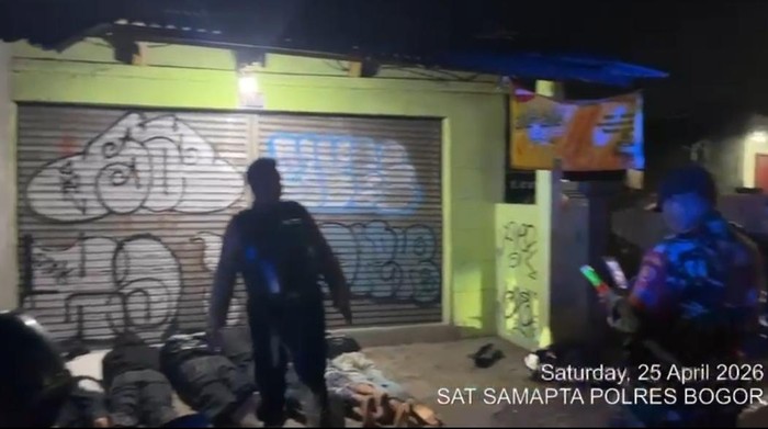 Polisi tangkap tujuh pemuda pelaku tawuran di Jalan Raya Bogor dini hari tadi (dok.istimewa)