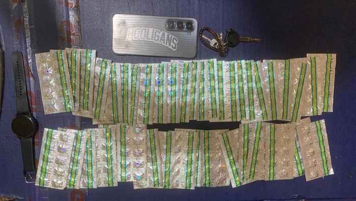 Polsek Ciputat Timur menangkap pengedar obat keras ilegal, ABH (27). Pelaku menjual obat keras jenis tramadol dengan modus kamuflase membuka toko sembako. (dok Ist)