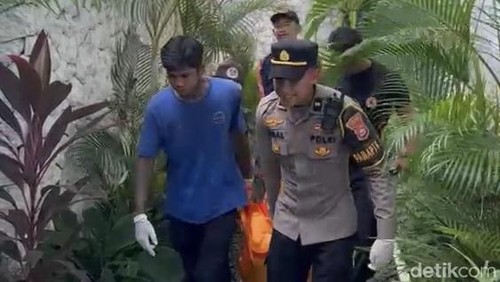 Proses evakuasi WN Irlandia yang diduga bunuh diri di salah satu vila di Kerobokan, Jumat (24/4/2026).