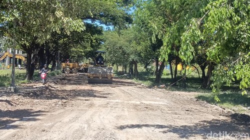 Proses pengerjaan perbaikan Jalan Imam Budiman, Kupang, NTT, Sabtu (25/4/2026).