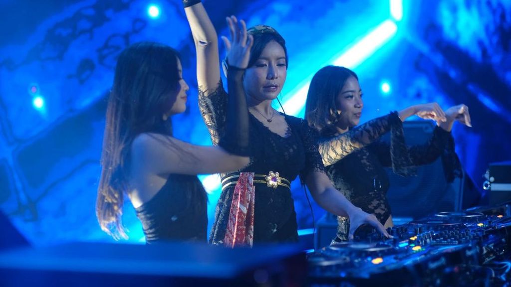 Reva Anwar Bikin Heboh Tampil Berkebaya Saat Nge-DJ