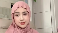Adik Oki Setiana Dewi itu mengoperasi hidungnya dengan tulang iga. Pakai iga, dipindah sedikit, kan agak bengkok, ucapnya dilansir dari Selebrita Pagi. Foto: TikTok Ria Ricis